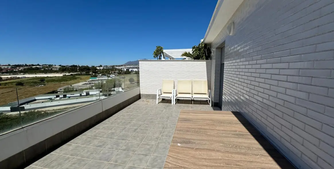 Long-term rent of penthouse in Nueva Andalucía 15