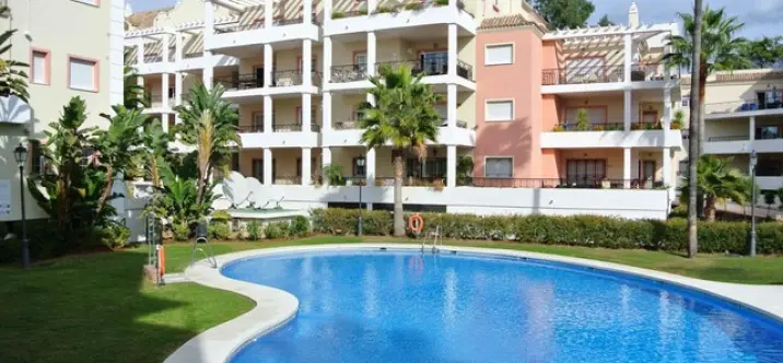 Alquiler a corto plazo de apartamento en planta baja en Nueva Andalucía 0