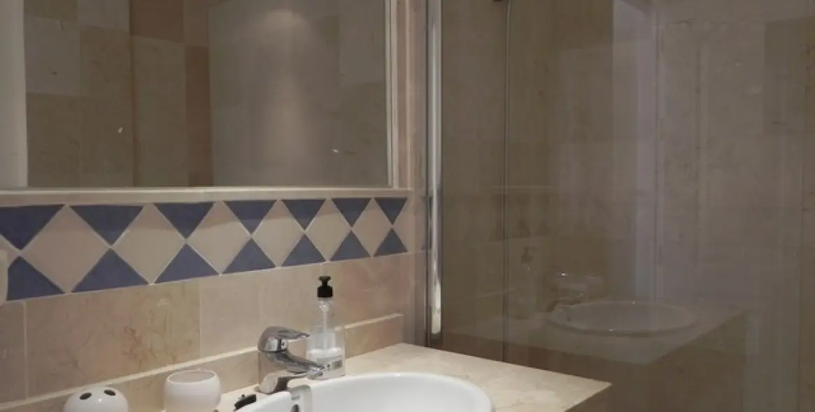 Alquiler a corto plazo de apartamento en planta baja en Nueva Andalucía 4