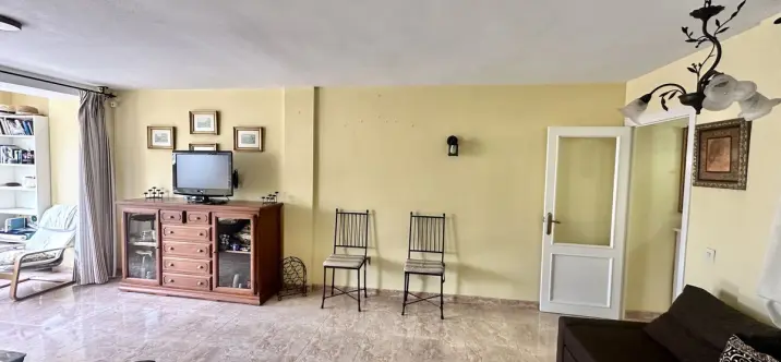 Sale of middle floor apartment in Los Boliches 3
