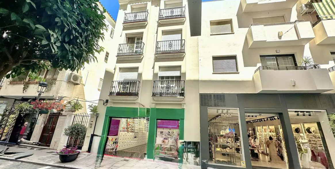 Sale of middle floor apartment in Estepona 1