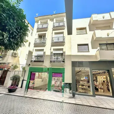 Sale of middle floor apartment in Estepona