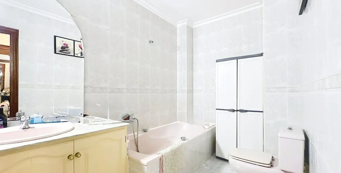 Sale of middle floor apartment in Estepona 8