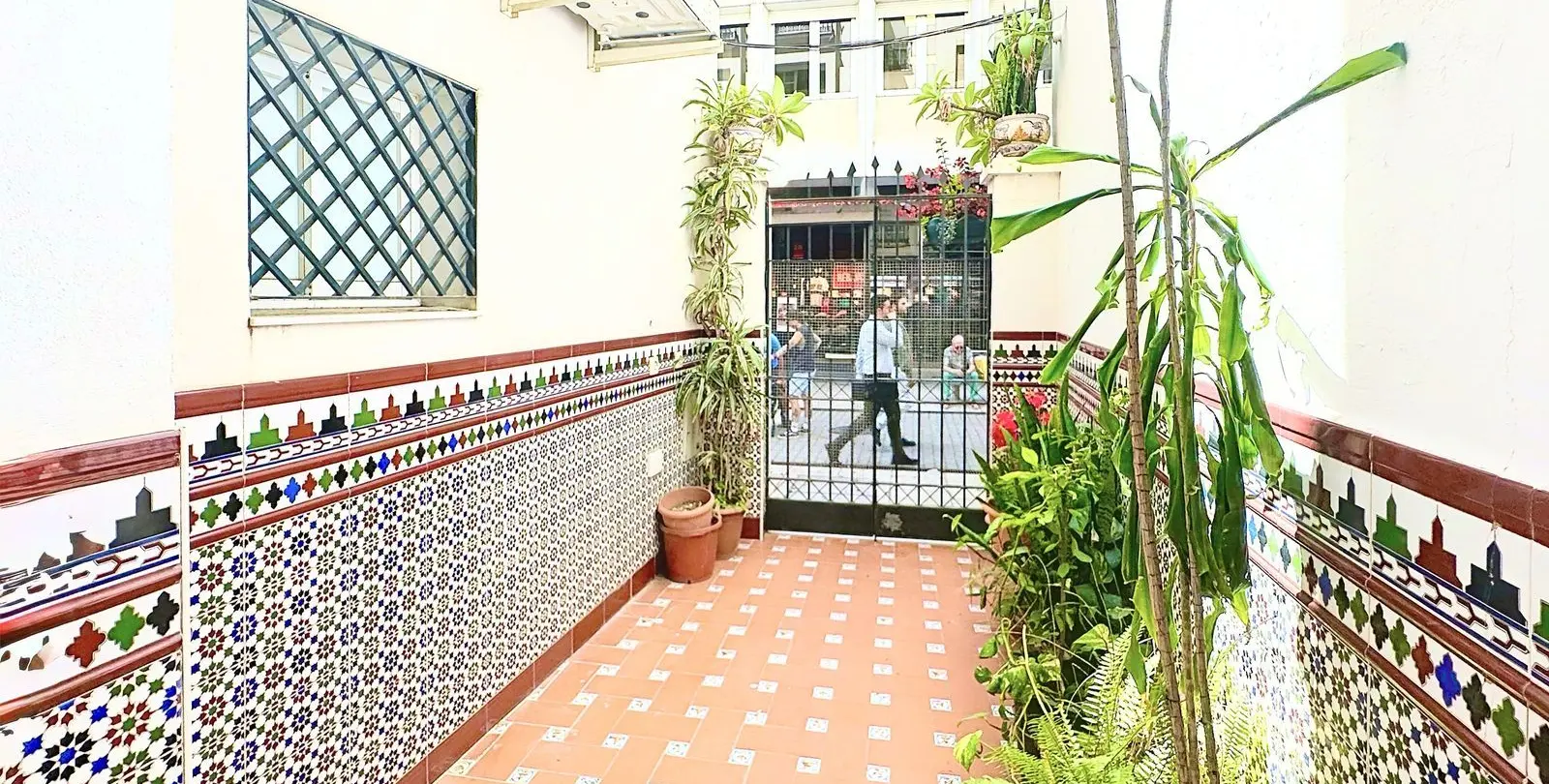 Sale of middle floor apartment in Estepona 2