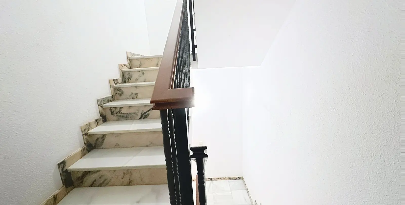 Sale of middle floor apartment in Estepona 3