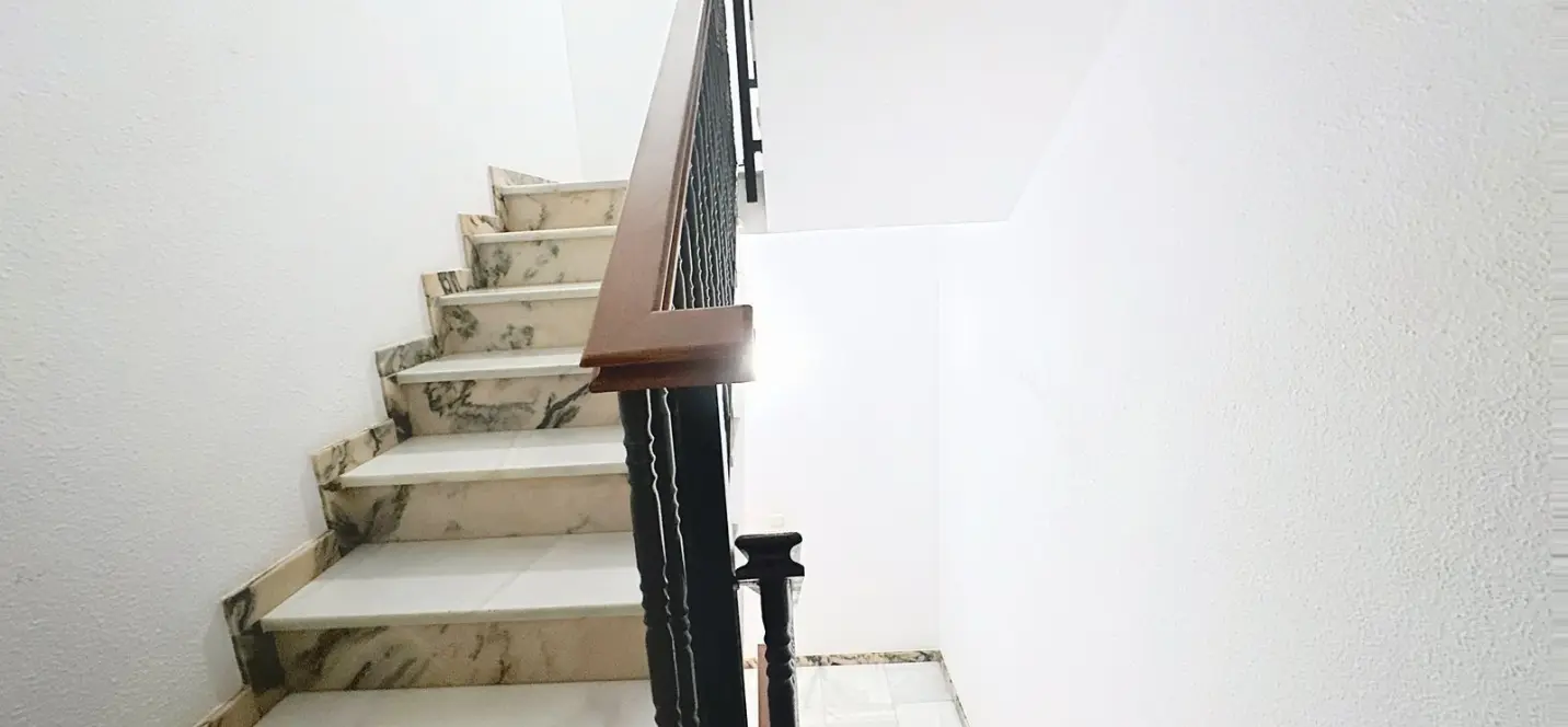 Sale of middle floor apartment in Estepona 2
