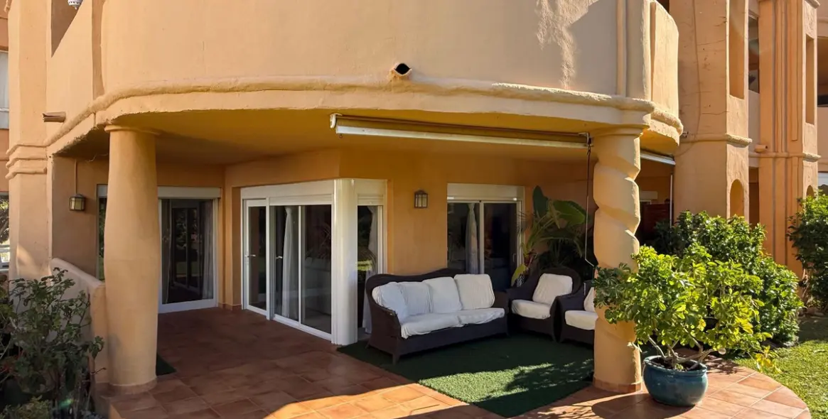 Sale of ground floor apartment in Calahonda 6