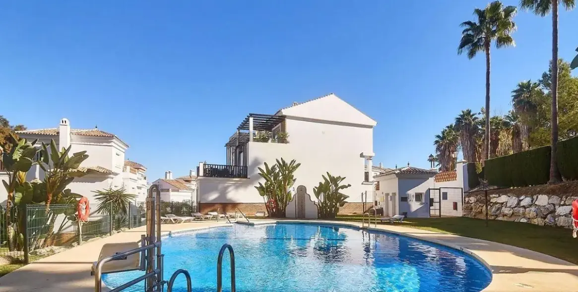 Sale of townhouse in Lauro Golf 2