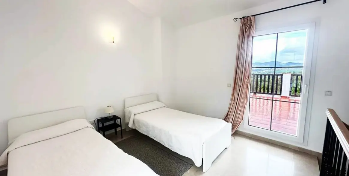 Sale of townhouse in Lauro Golf 11