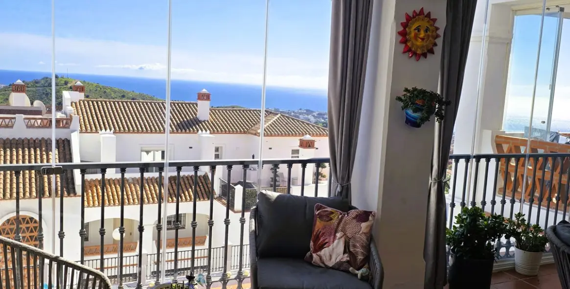 Sale of middle floor apartment in Calahonda 1