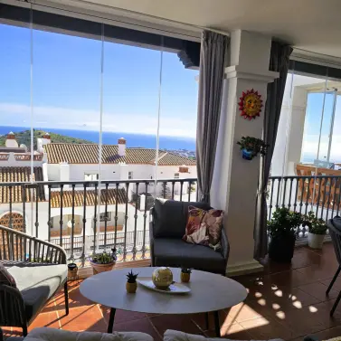 Sale of middle floor apartment in Calahonda