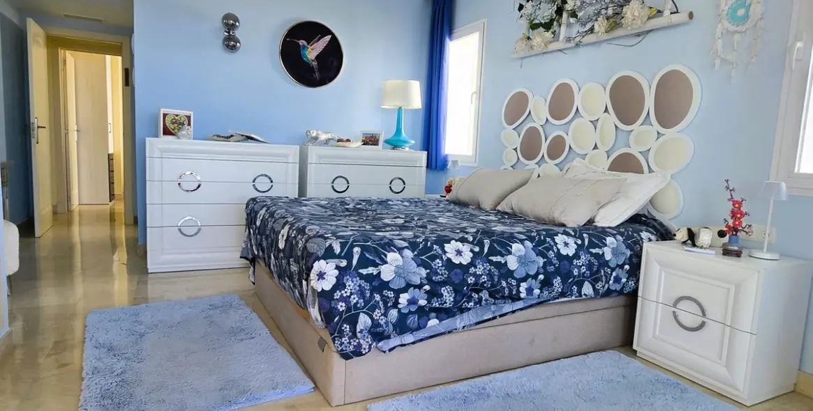 Sale of middle floor apartment in Calahonda 3