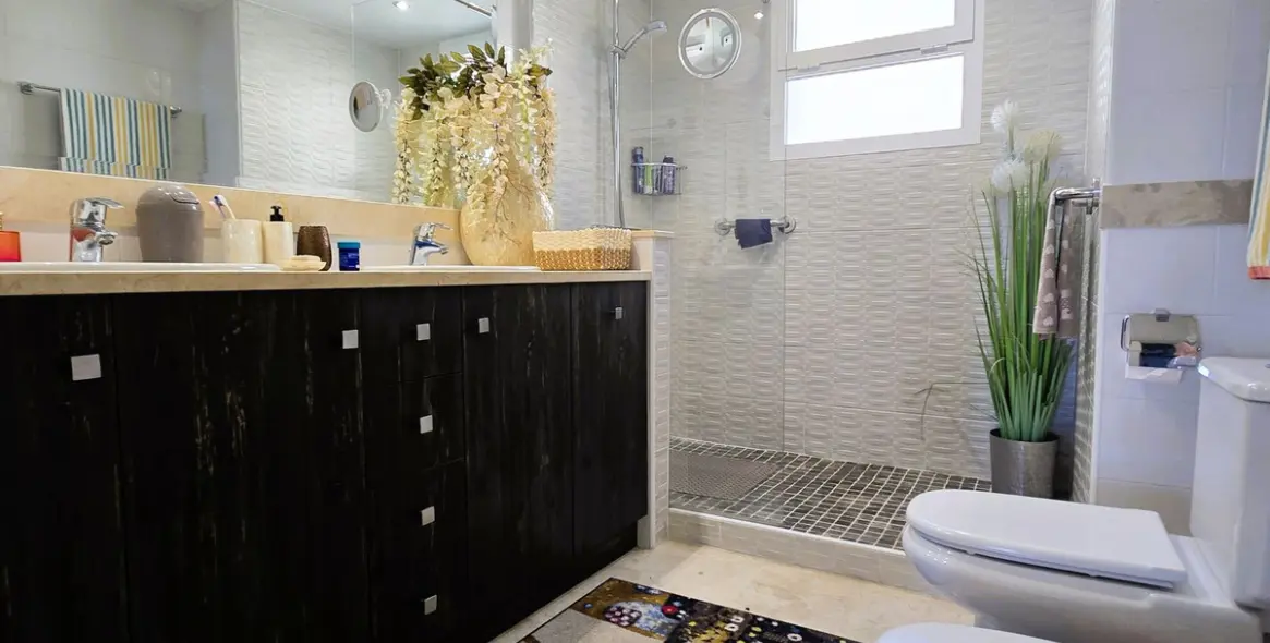 Sale of middle floor apartment in Calahonda 4