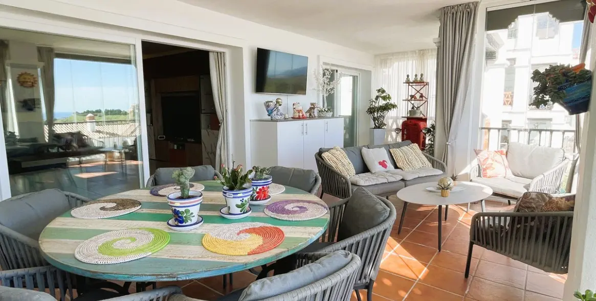 Sale of middle floor apartment in Calahonda 5