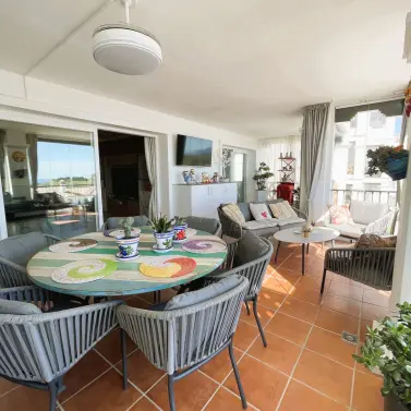 Sale of middle floor apartment in Calahonda