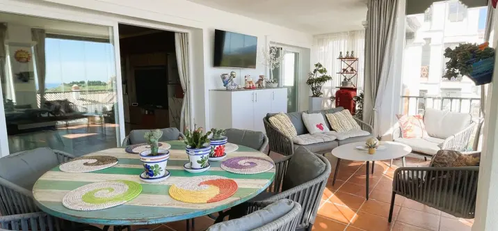 Sale of middle floor apartment in Calahonda 4