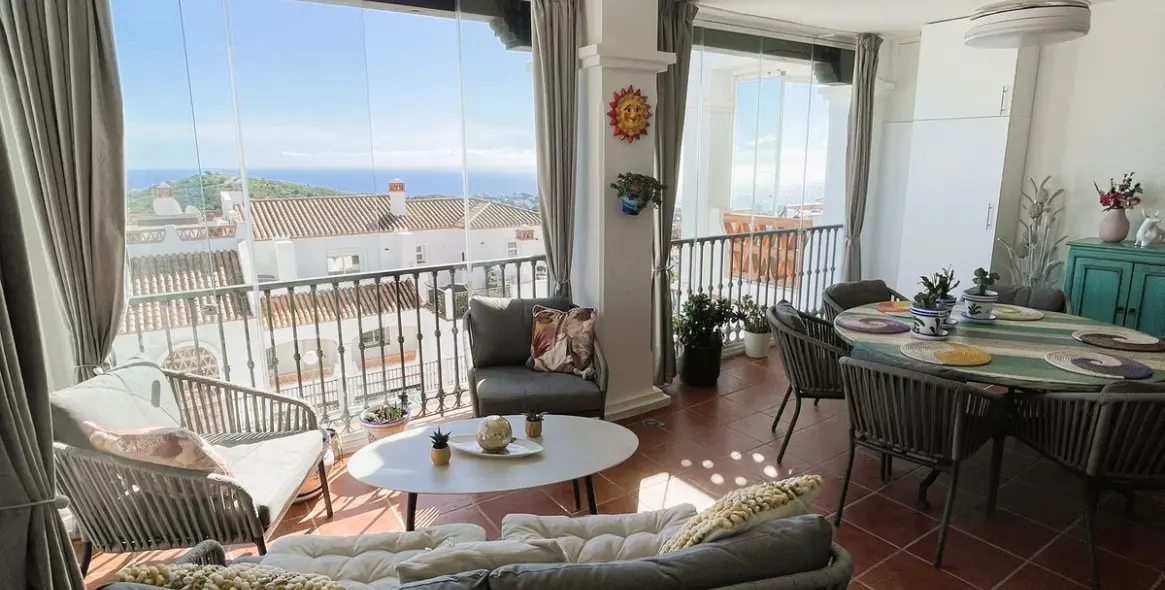 Sale of middle floor apartment in Calahonda 6