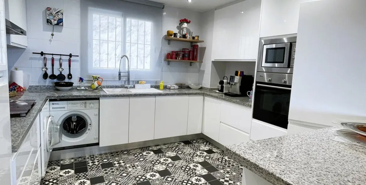 Sale of middle floor apartment in Calahonda 9