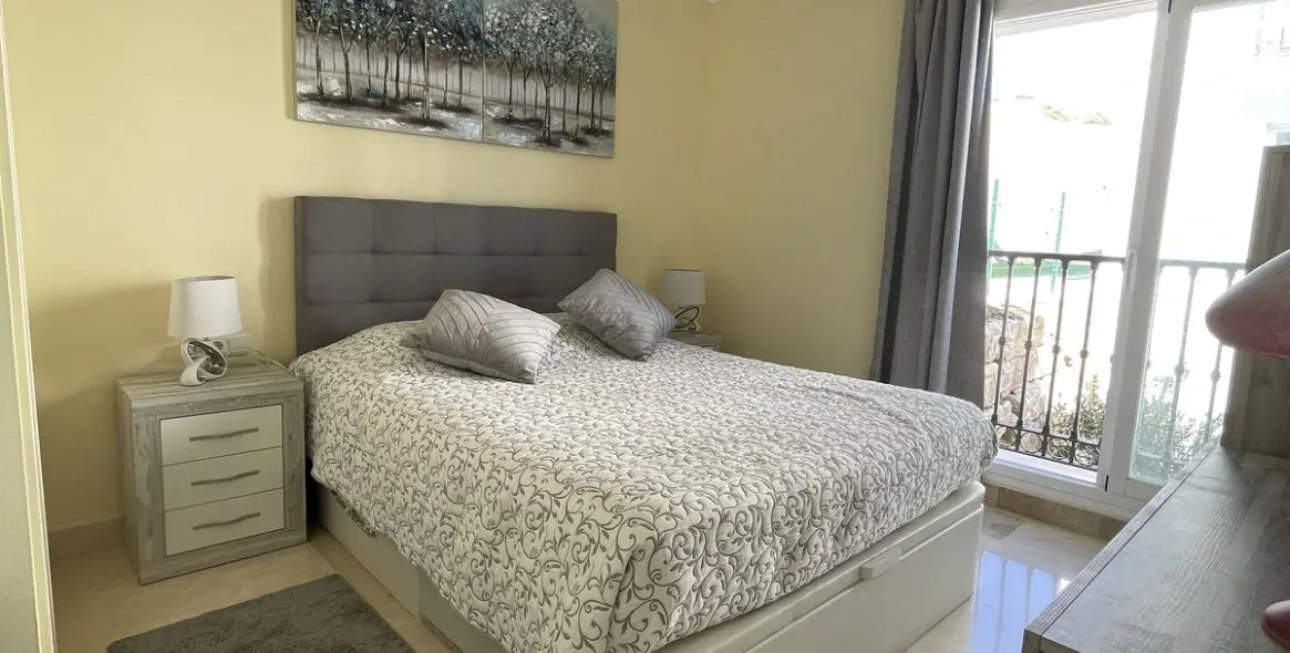 Sale of middle floor apartment in Calahonda 12