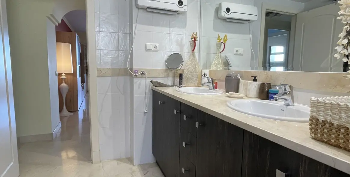 Sale of middle floor apartment in Calahonda 13