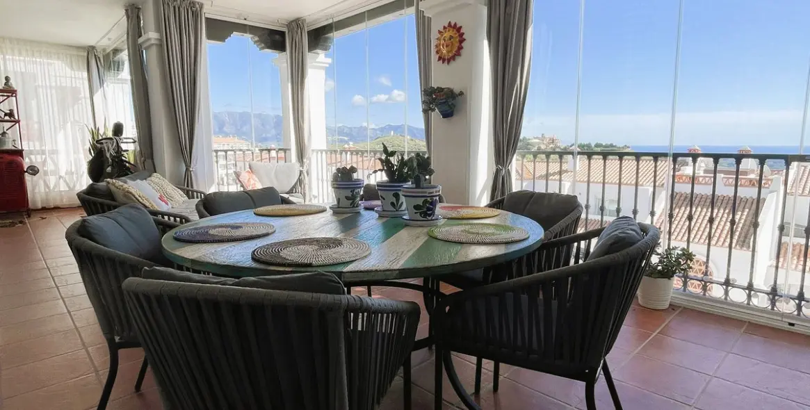 Sale of middle floor apartment in Calahonda 14
