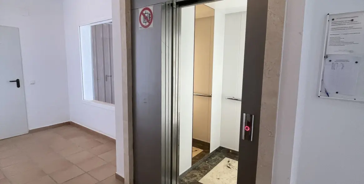 Sale of middle floor apartment in Calahonda 16