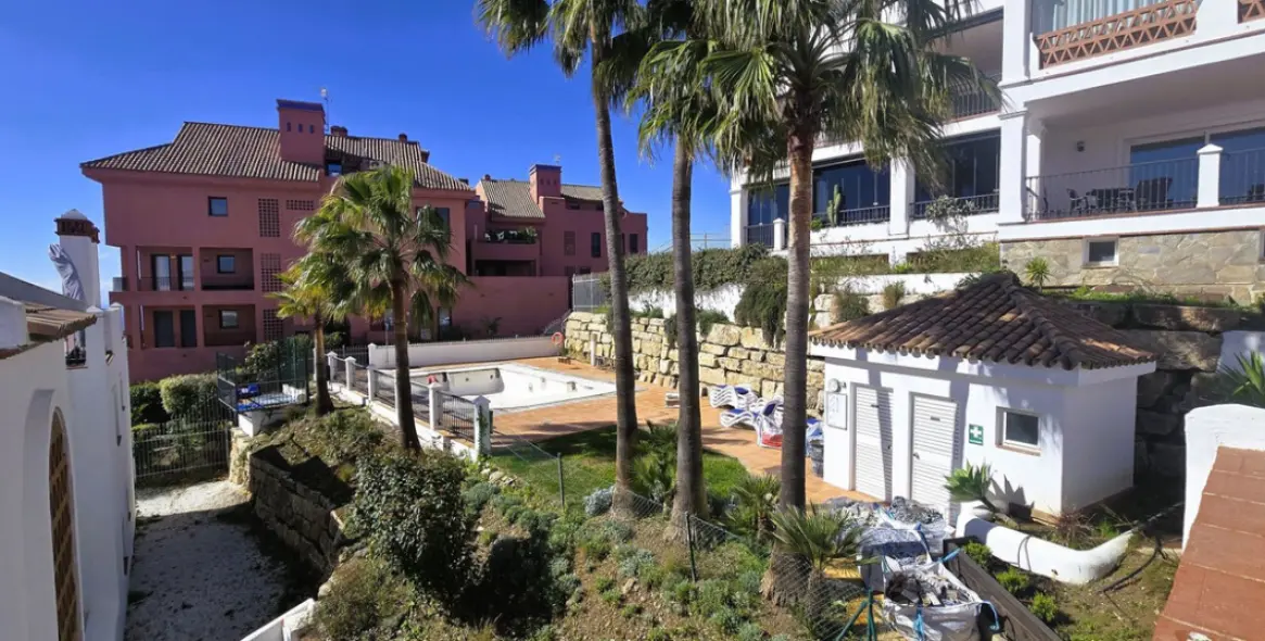 Sale of middle floor apartment in Calahonda 17