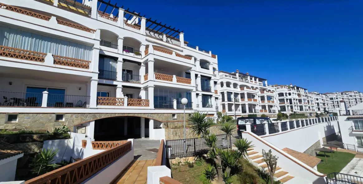 Sale of middle floor apartment in Calahonda 18