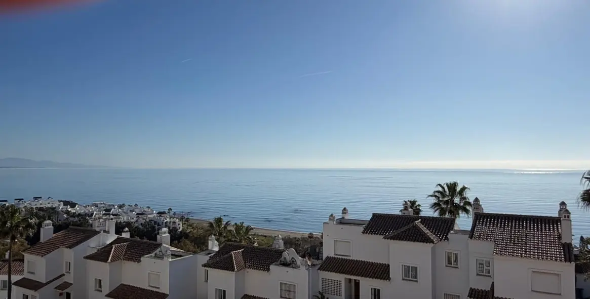 Продажа двухуровневого пентхауса в Casares Playa 2