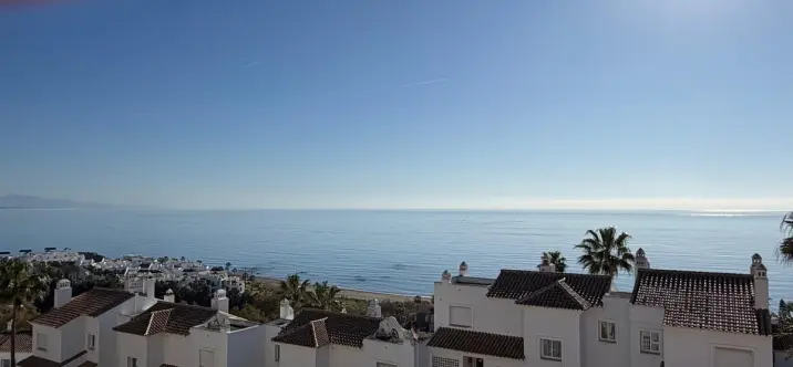 Продажа двухуровневого пентхауса в Casares Playa 1