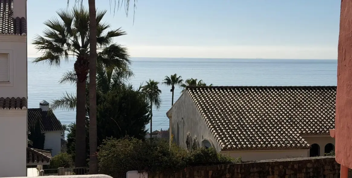 Продажа двухуровневого пентхауса в Casares Playa 11