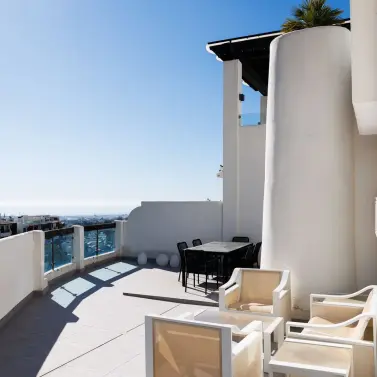 Sale of middle floor apartment in Benahavís