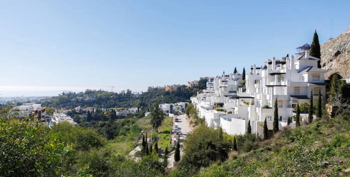 Sale of middle floor apartment in Benahavís 3