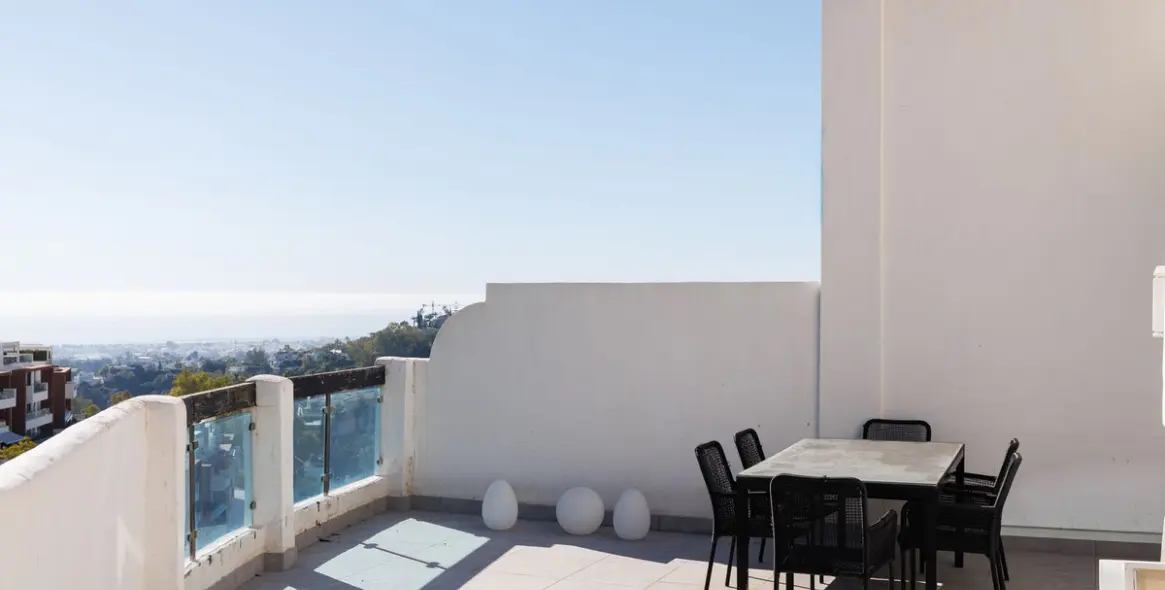 Sale of middle floor apartment in Benahavís 8