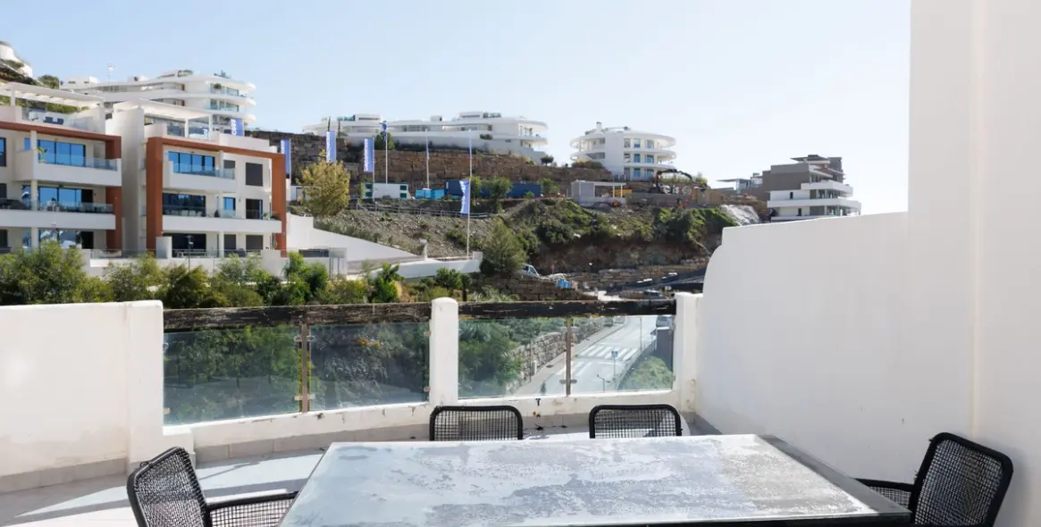 Sale of middle floor apartment in Benahavís 10
