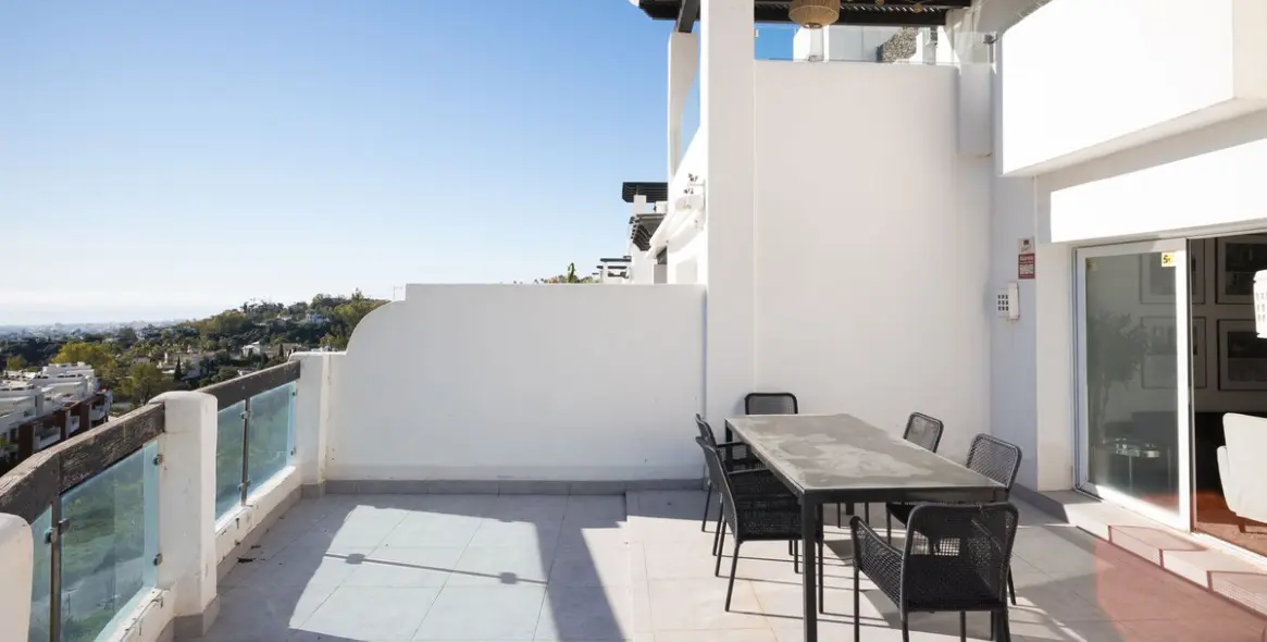 Sale of middle floor apartment in Benahavís 11