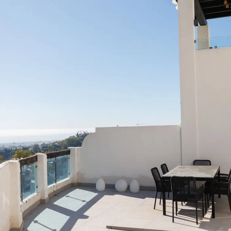 Sale of middle floor apartment in Benahavís