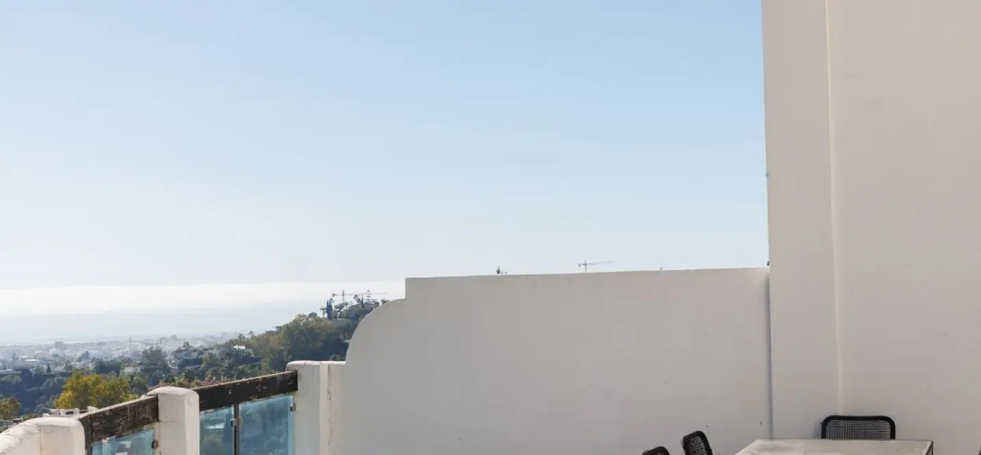 Sale of middle floor apartment in Benahavís 0