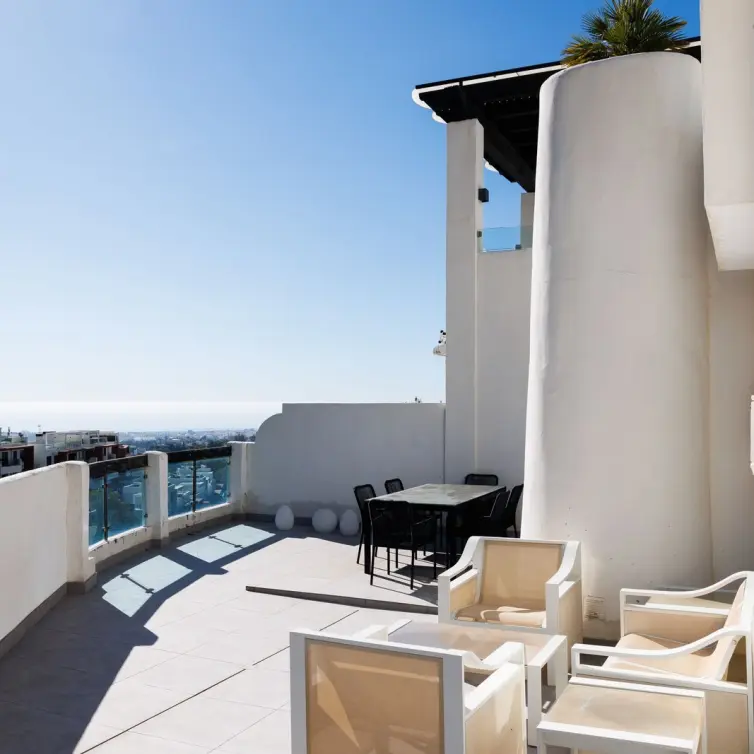 Sale of middle floor apartment in Benahavís