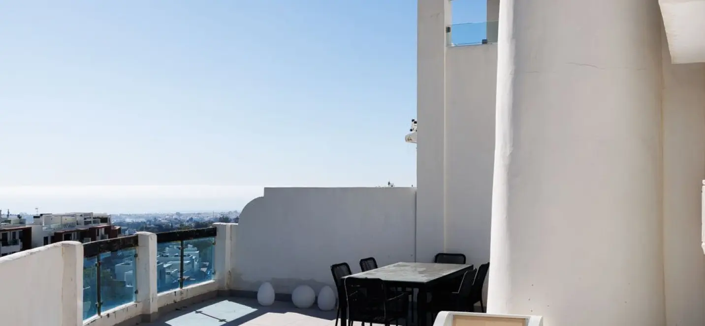 Sale of middle floor apartment in Benahavís 1