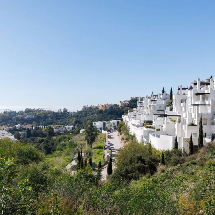 Sale of middle floor apartment in Benahavís