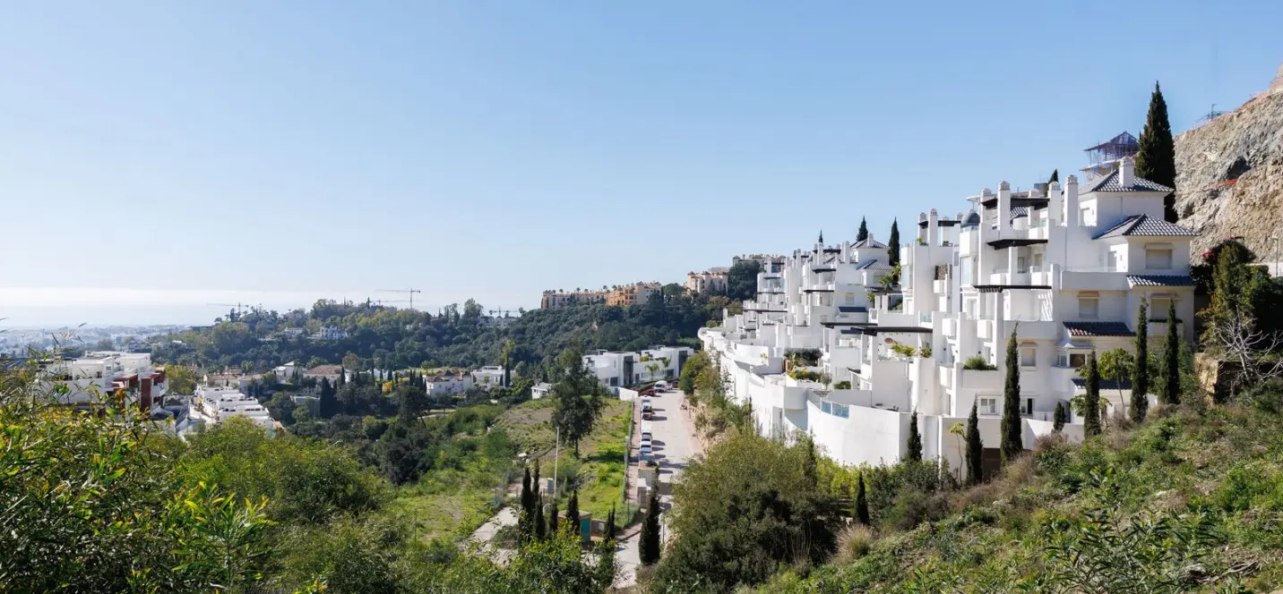 Sale of middle floor apartment in Benahavís 2