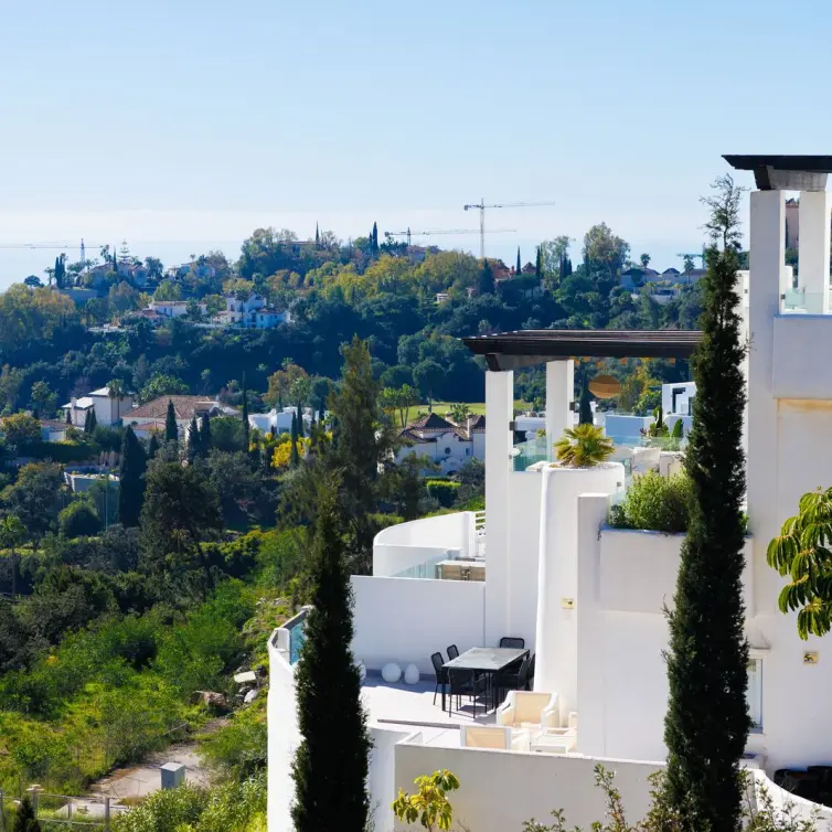 Sale of middle floor apartment in Benahavís