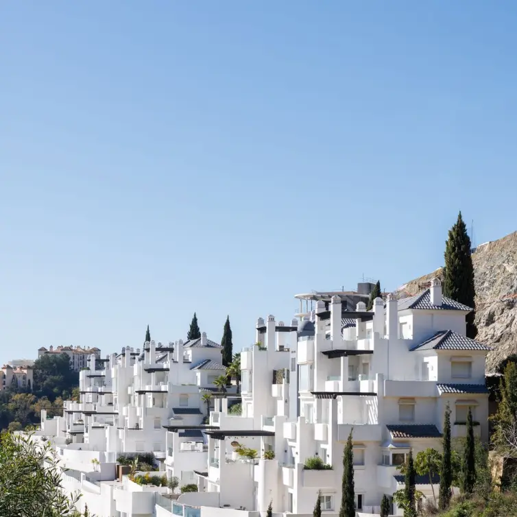 Sale of middle floor apartment in Benahavís
