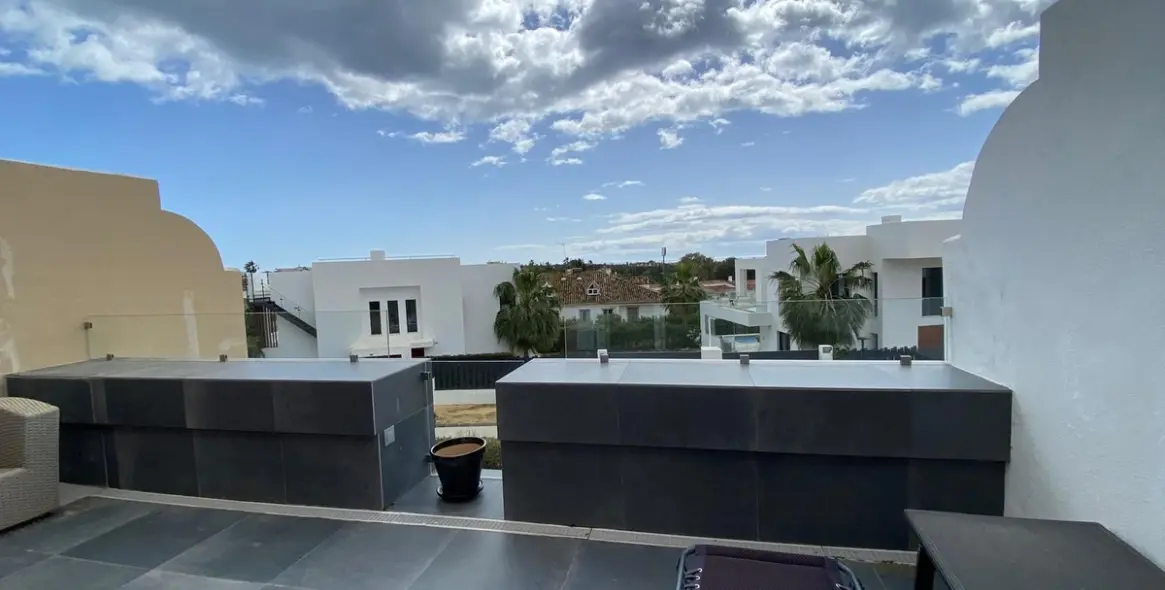 Sale of townhouse in Estepona 18