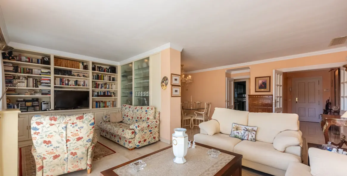 Sale of middle floor apartment in La Quinta 12