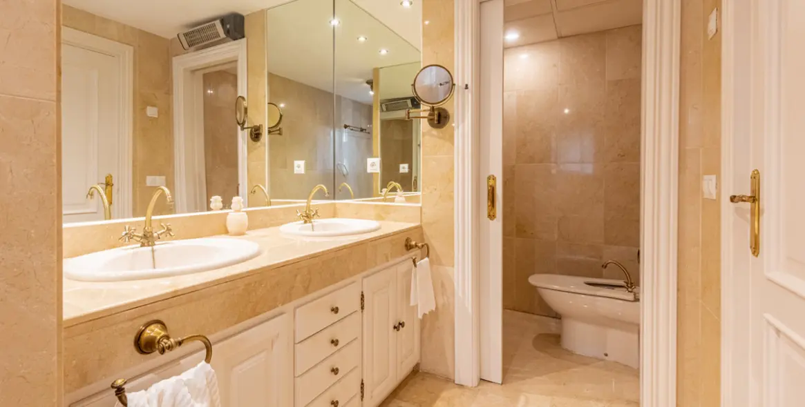 Sale of middle floor apartment in La Quinta 16