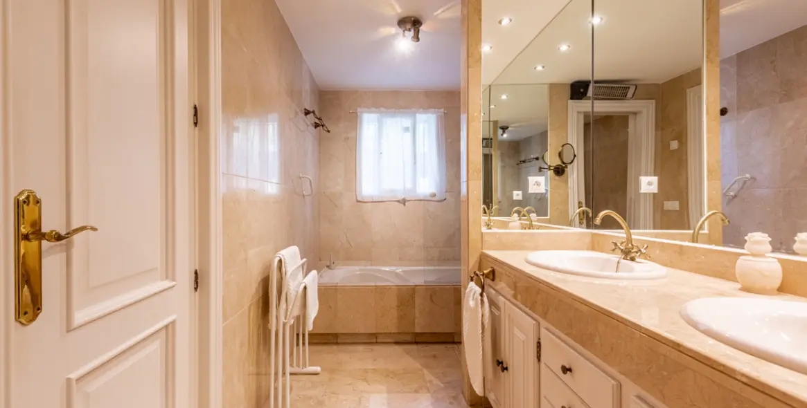 Sale of middle floor apartment in La Quinta 17