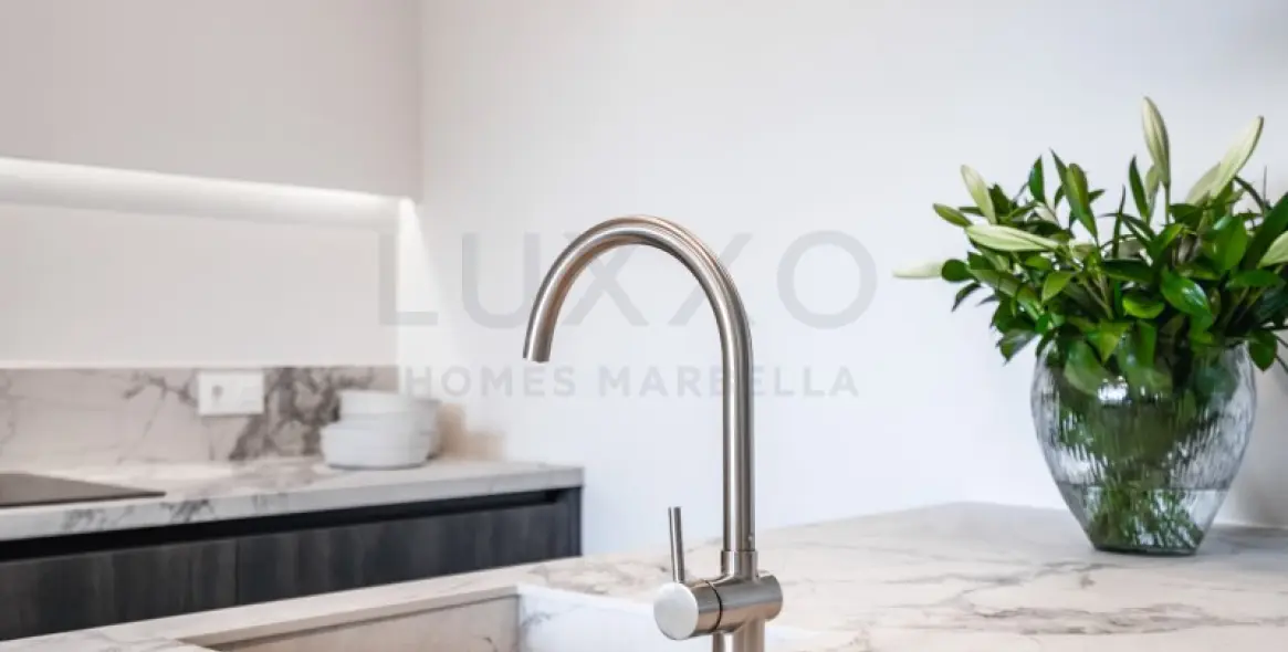 Sale of ground floor apartment in Benahavís 12