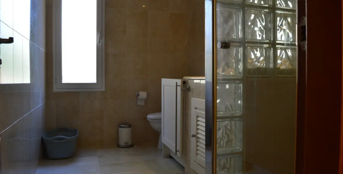 Venta de apartamento en planta media en Nueva Andalucía 6